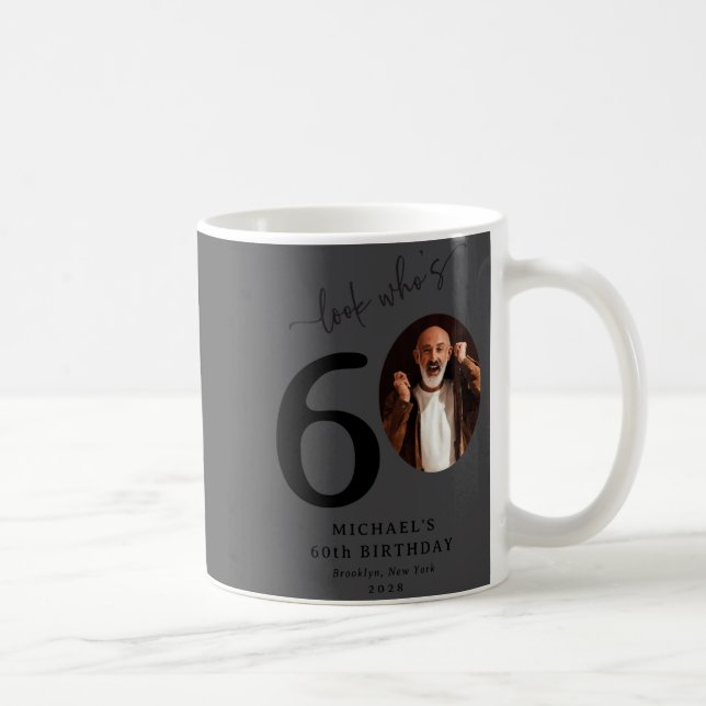 Caneca De Café Funny Look Whos 60 Stylish 60th Birthday  (Direita)