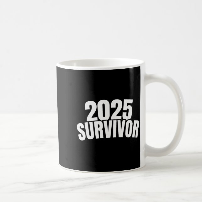 Caneca De Café Funny New Years For Men 2025 Survivor  (Direita)