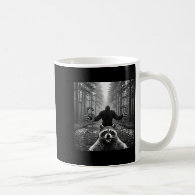 Caneca De Café Funny Raccoon Selfie With Bigfoot 67 Six Seven Mem (Direita)