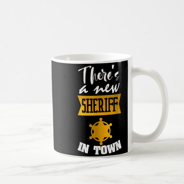 Caneca De Café Funny Saying There's A New Sheriff In Town Deputy  (Direita)