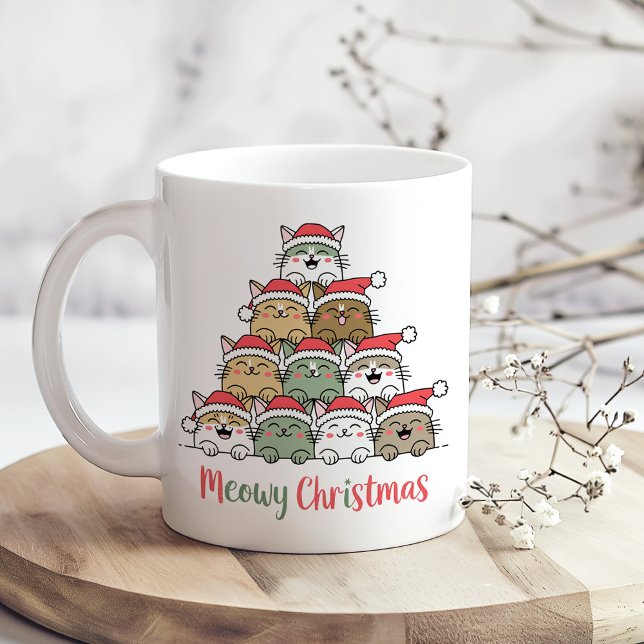 Caneca De Café Funny Stacked Cats Meowy Christmas Tree (Funny Stacked Cats Meowy Christmas Tree Coffee Mug on wooden kitchen table)