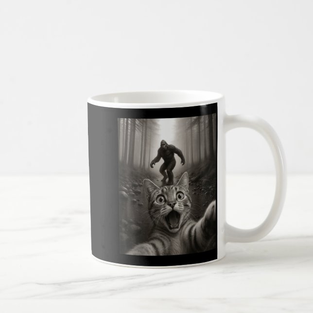 Caneca De Café Funny Surprised Ed Cat Selfie With Bigfoot Sasquat (Direita)