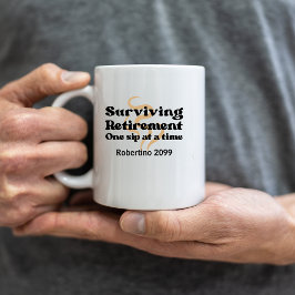 Caneca De Café Funny Surviving Retirement One Sip At a Time