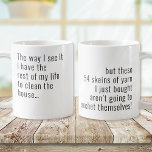 Caneca De Café Funny Yarn Crochet<br><div class="desc">Ha! Esta caneca engraçada é o presente perfeito para o amante de crochê em sua vida. Diz: Do jeito que vejo,  tenho o resto da minha vida para limpar a casa...  mas essas 54 peles de fio que acabei de comprar não vão se crochê!</div>