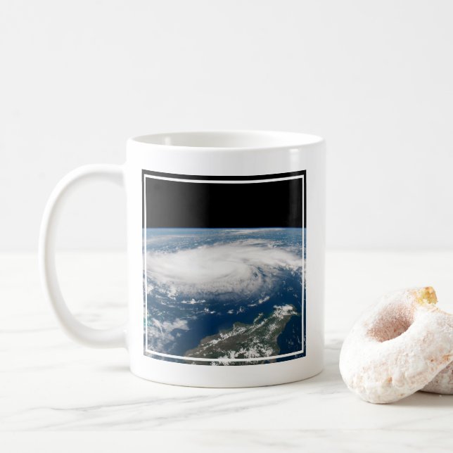 Caneca De Café Furacão Dorian Sobre O Oceano Atlântico. (Com Donut)