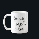 Caneca De Café Futuro Sra.<br><div class="desc">Parabéns no seu noivado! Celebre o seu futuro estatuto de Sra. com este Futuro,  Sra. design.</div>