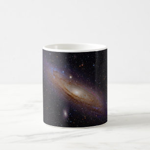 Caneca De Café Galáxia do Andromeda tomada com o filtro do alfa