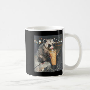 Caneca De Café Gambá bebendo café gelado meme engraçado de animal