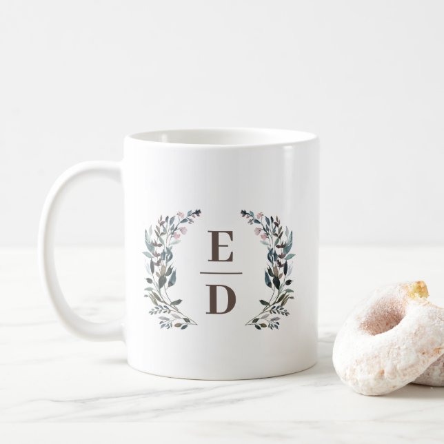 Caneca De Café Garden Crest | Monograma Floral De Casamento (Com Donut)