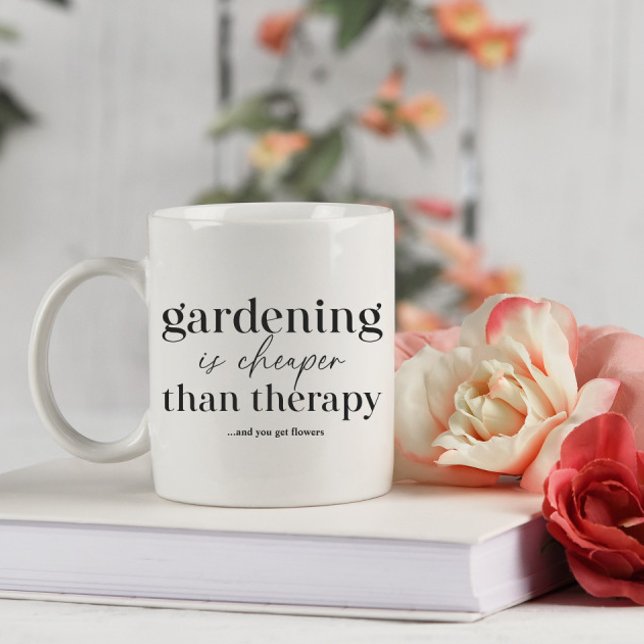 Caneca De Café Gardening É Mais Barato Do Que Uma Citação Engraça (Criador carregado)