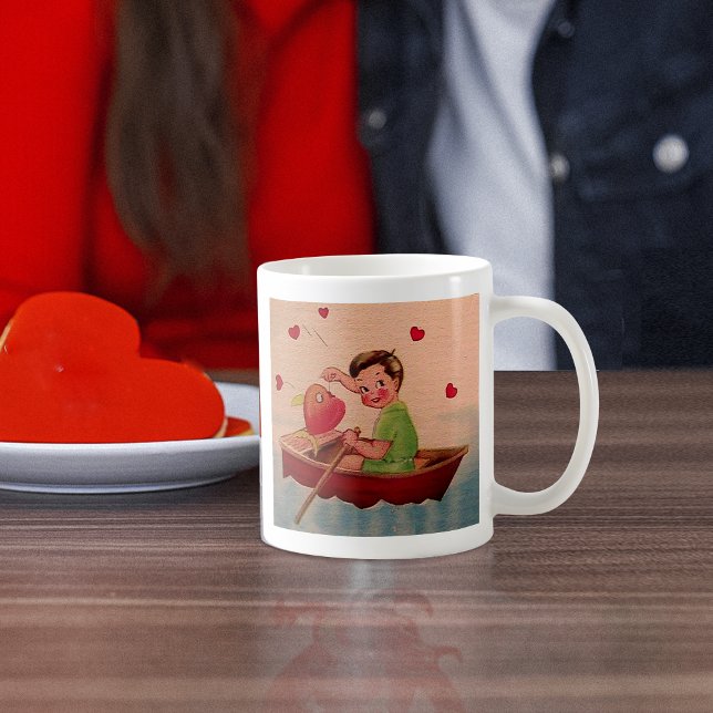 Caneca De Café Garoto segurando coração no barco (Boy Holding Heart in Boat Coffee Mug)