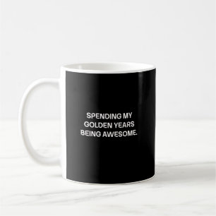 Caneca De Café Gastando Meus Anos Dourados Sendo um Design Incrív