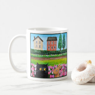 Caneca De Café Gata Preta e Coelho Bunny no Canteiro de Tulipas A