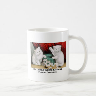 Caneca De Café Gatinhos brancos pequenos que jogam dominós