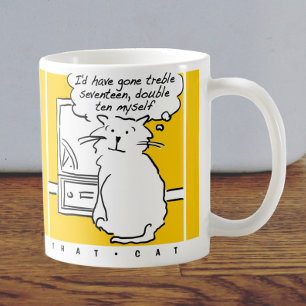 Caneca De Café Gato assistindo Darts na TV. Jogador de dardos