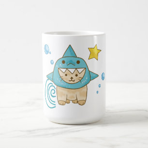 Caneca De Café Gato beige bonito em fantasia de tubarão, tema do
