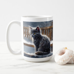 Caneca De Café Gato de Cinza bonitinho em um banco de neve