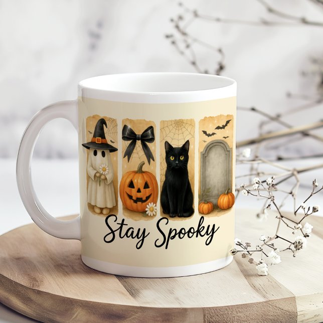 Caneca De Café Gato do Cachorro de Bruxas do Halloween ("Stay Spooky" Halloween Brush Stroke Cat Coffee Mug on a boho kitchen table with tiny flowers.)