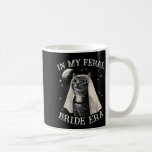 Caneca De Café Gato Engraçado Na Minha Noiva Feral Era Noivado Br<br><div class="desc">Gato Engraçado Na Minha Noiva Feral,  Noivado Bridal Retro</div>