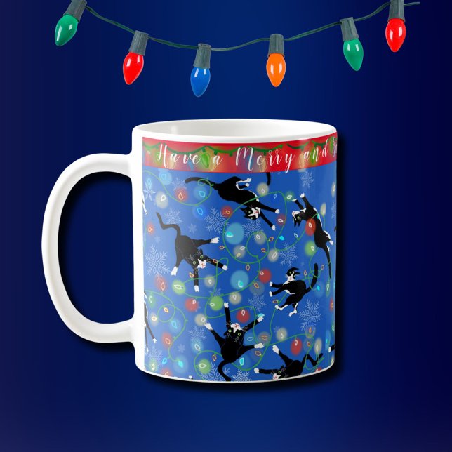 Caneca De Café Gato Engraçado Tangido em Luzes de Natal Personali (Funny Tuxedo cats tangle with the Christmas lights on this cute personalized holiday mug)