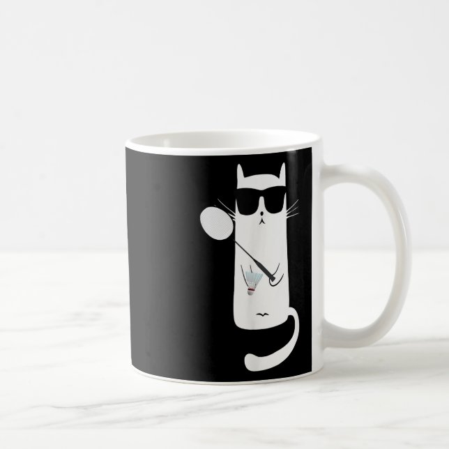 Caneca De Café Gato engraçado usando óculos de sol jogando badmin (Direita)