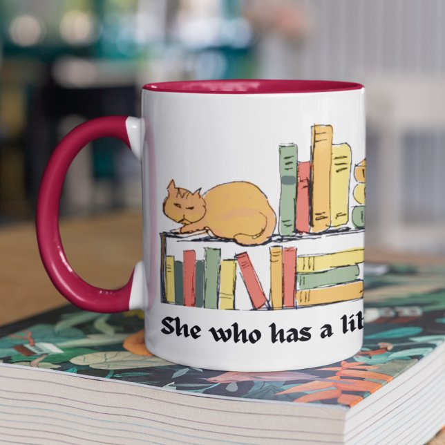 Caneca De Café Gato na biblioteca Whimsical desenhada na estante (She who has a library and a cat has everything! This unique library cat art extends around the mug.
)