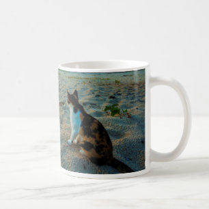 Caneca De Café Gato que senta-se em uma praia