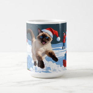 Caneca De Café Gato Siames Correndo na Neve com Chapéu de Natal