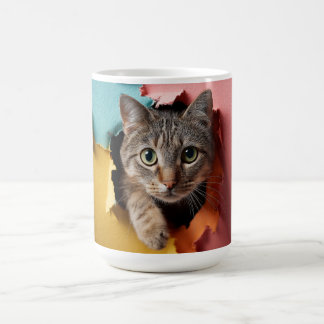 Caneca De Café Gato Tabby Jovial Espiando Através de Papel Rasgad
