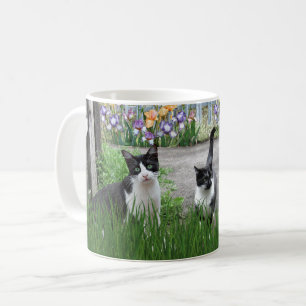 Caneca De Café Gatos Brincando no Jardim de Flores