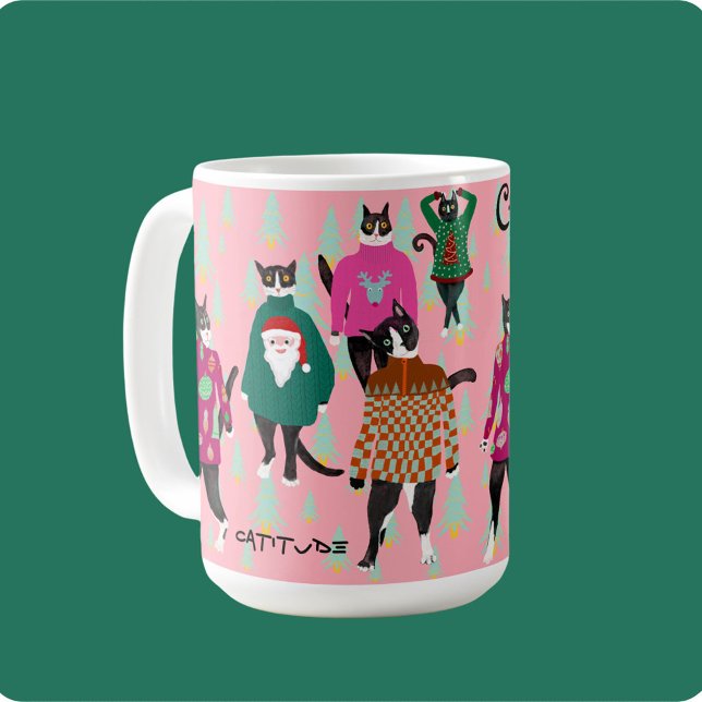 Caneca De Café Gatos Engraçados em Suéteres de Natal Feios e Rosa (Funny tuxedo cats stroll the catwalk in their ugly Christmas sweaters funny personalized gift mug)