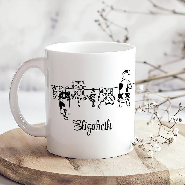 Caneca De Café Gatos Fofos Pendurados Nome Personalizado (Cute Hanging Kittens Custom Name Coffee Mug on a sunny boho kitchen table with tiny dried flowers)