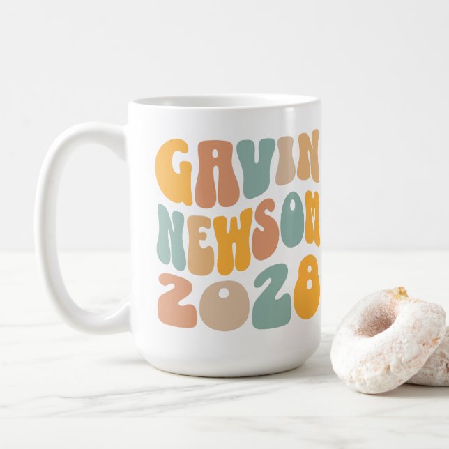 Caneca De Café Gavin Newsom 2028 Para O Texto Do Presidente Wavy (Com Donut)