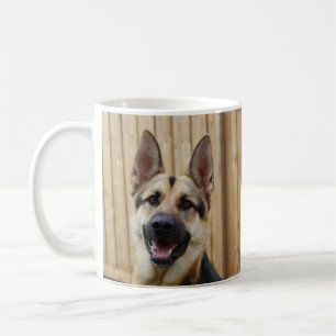 Caneca De Café German shepherd sentado na cerca de madeira