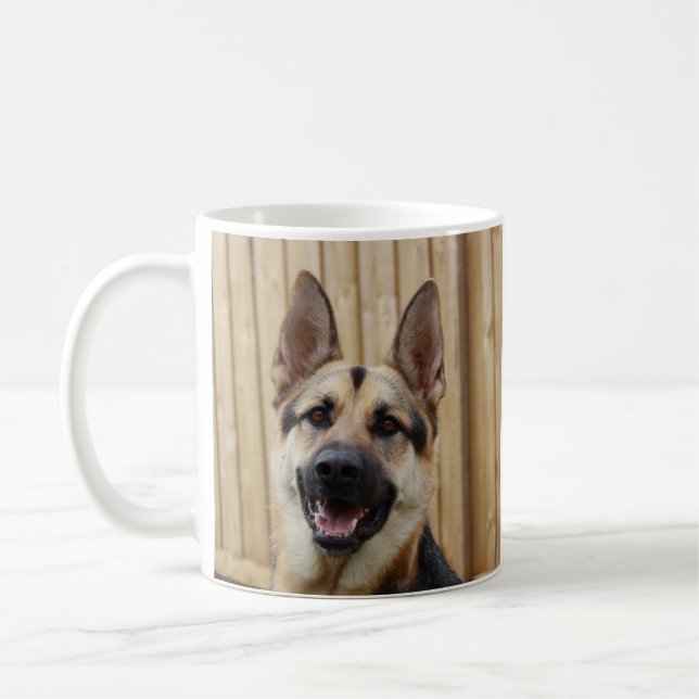 Caneca De Café German shepherd sentado na cerca de madeira (Esquerda)