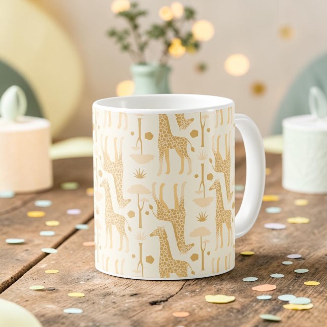 Caneca De Café Girafa Amarela Neutra Padrão Boho Safari (Yellow safari giraffe pattern on a mug, for fun home accent or savannah party decor or gift.)