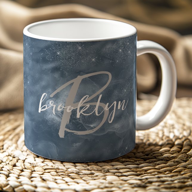 Caneca De Café Glam Dusty Blue Stardust Swirls Script Monograma (Criador carregado)