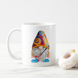 Caneca De Café Gnome com violão e chapéu colorido em um