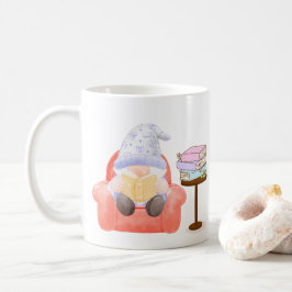 Caneca De Café Gnomo com uma pequena leitura em uma