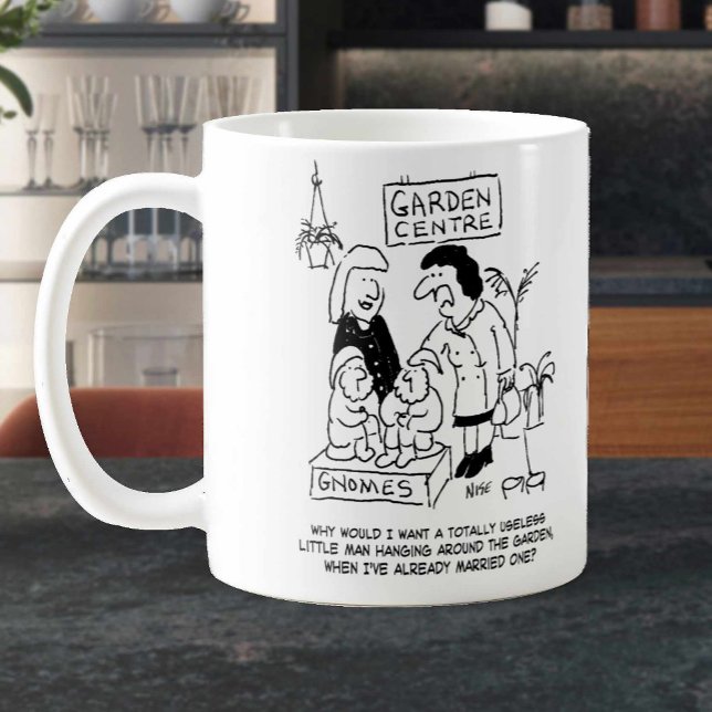 Caneca De Café Gnomo inútil no centro do jardim. Engraçado (Criador carregado)