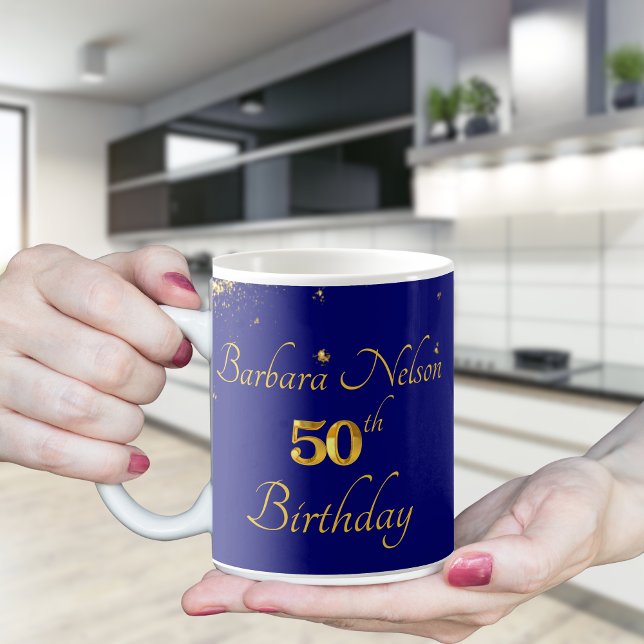 Caneca De Café Gold & Navy 50th Birthday Party Invitation (Criador carregado)