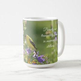 Caneca De Café Goldfinch em uma Flor Harebell