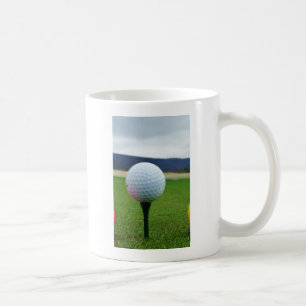 Caneca De Café Golf Ball em um campo de golfe na montanha