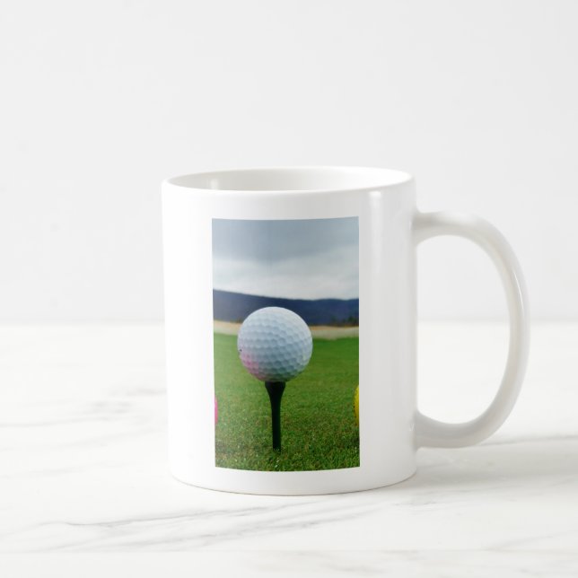 Caneca De Café Golf Ball em um campo de golfe na montanha (Direita)