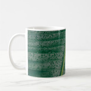 Caneca De Café Gotas de água na folha de bananeira