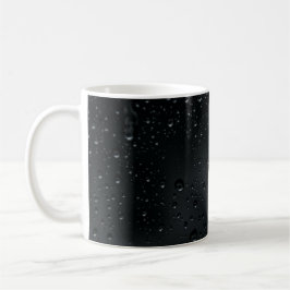 Caneca De Café gotas de água na janela preta 