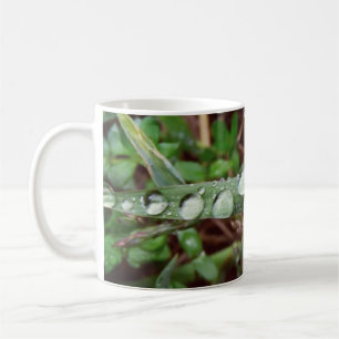 Caneca De Café Gotas de chuva na grama
