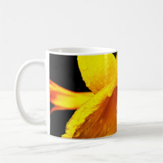 Caneca De Café Gotas de chuva na Lily Amarela