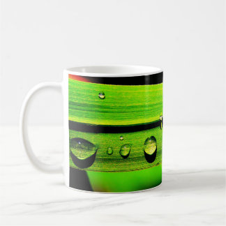 Caneca De Café Gotículas de chuva na grama