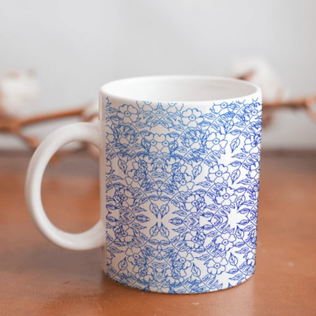 Caneca De Café Gradação azul da Flor na moda em branco (Criador carregado)